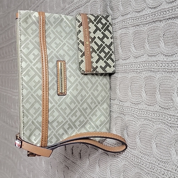 Tommy Hilfiger Handbags - Tommy Hilfiger Wristlet & Card Holder